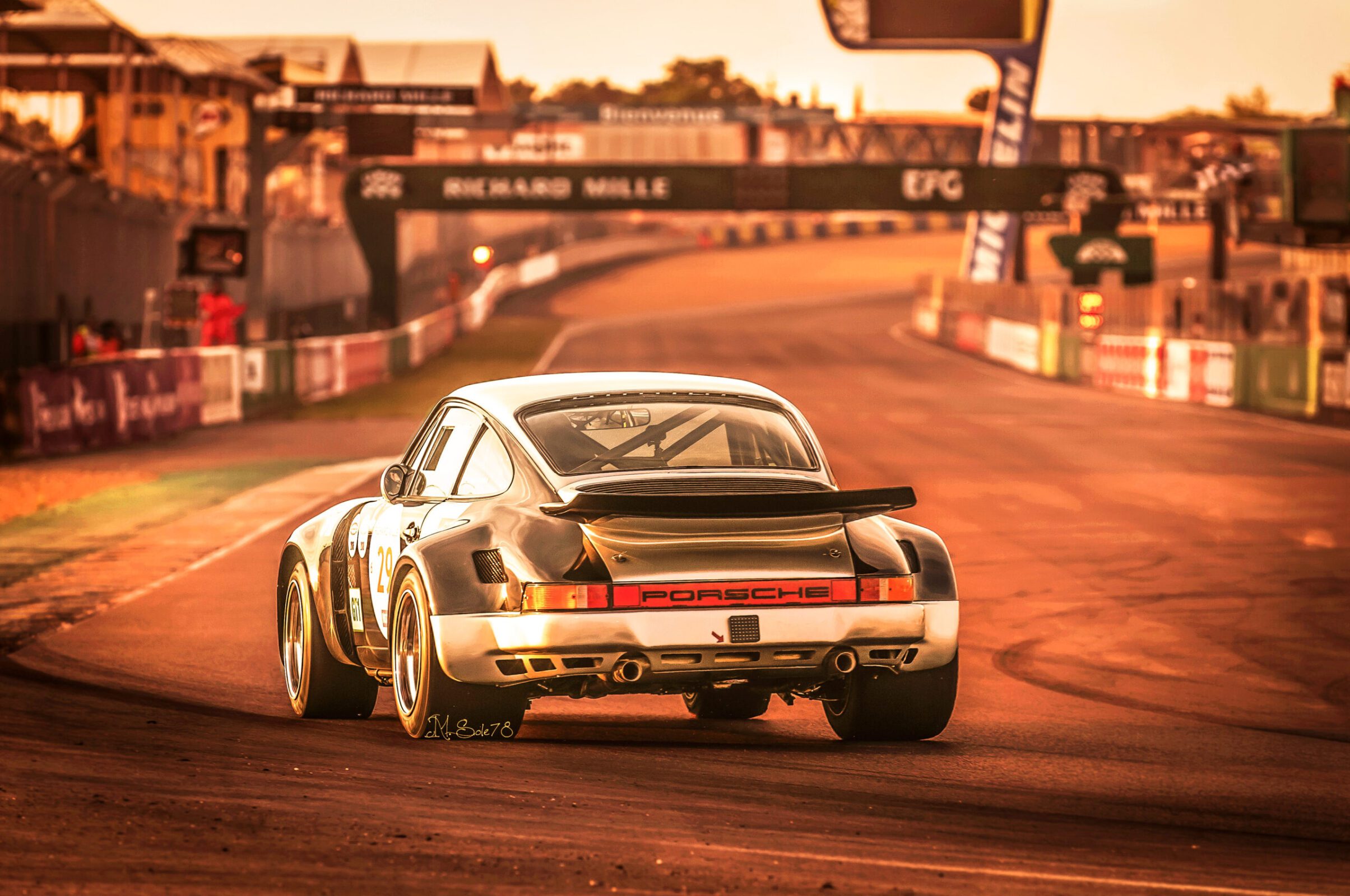 Fotografo motorsport ai box durante il Le Mans Classic 2018