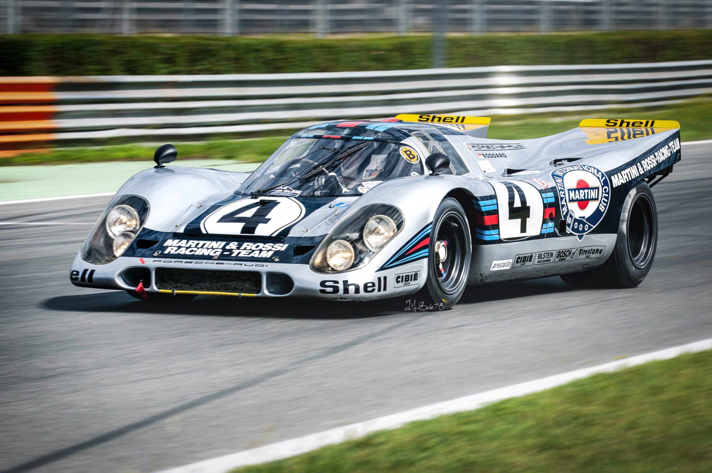 Porsche 917 Martini Racing numero 4 in curva a Monza