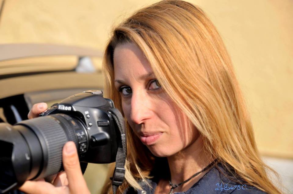 Fotografa motorsport di Murettobox con fotocamera Nikon durante uno scatto