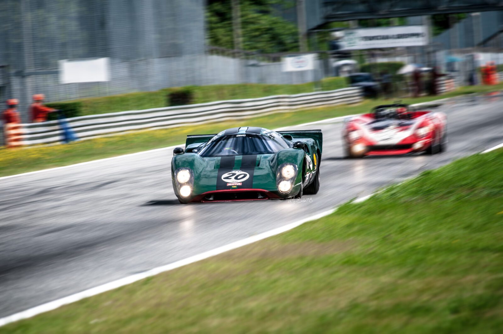 Lola T70 Mk IIIB verde britannico n.20 EFG/DHG in curva a Monza durante il Monza Historic