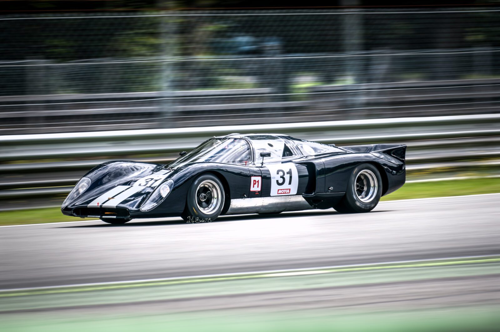 Lola T70 Mk IIIB nera con strisce bianche n.31 P1 Motul in pista al Monza Historic