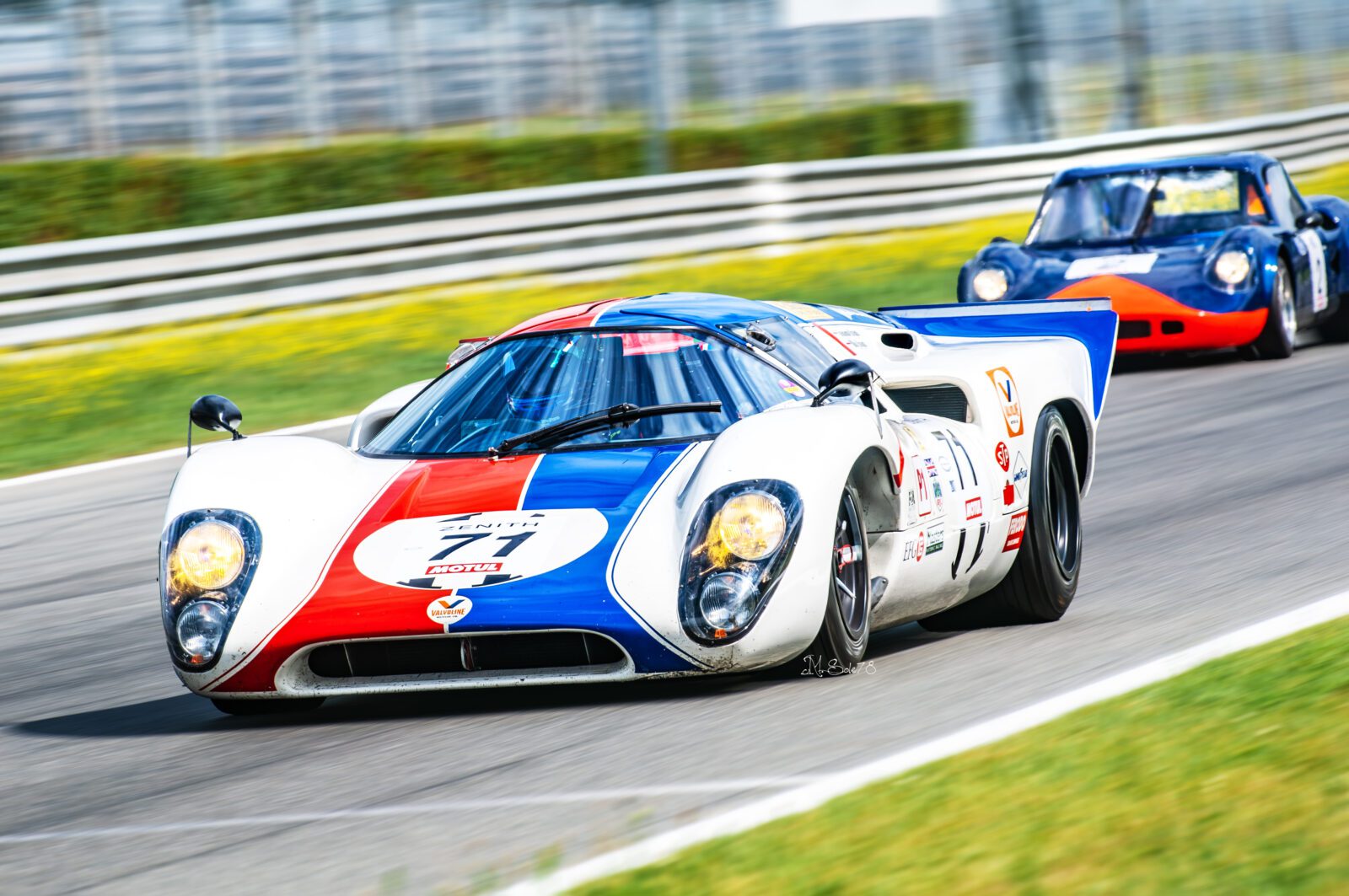 Lola T70 Mk IIIB bianca livrea Zenith Valvoline n.71 in pista al Monza Historic
