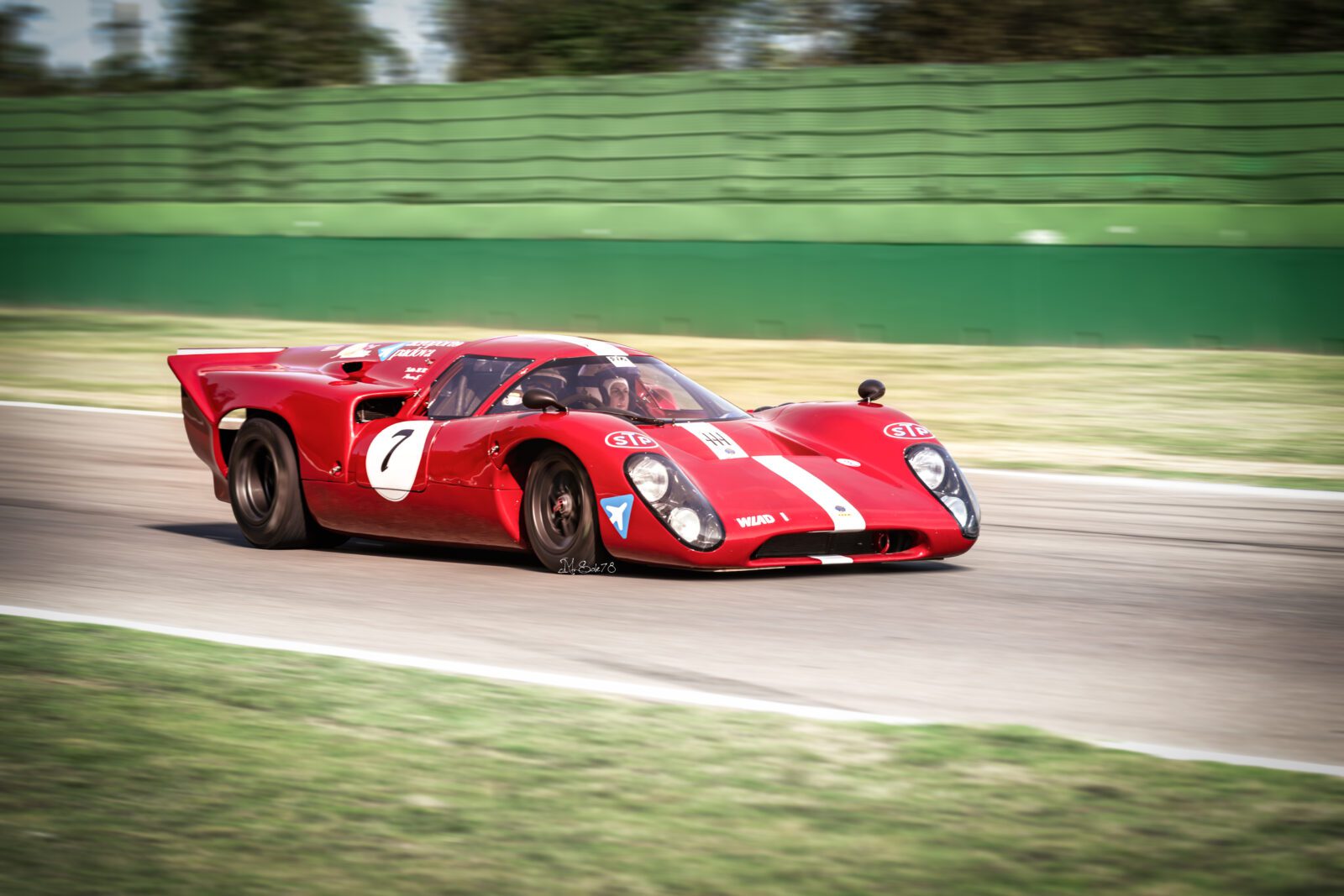 stp-imola-minardi-historic.jpgLola T70 Mk III rossa livrea STP n.7 in pista a Imola durante il Minardi Historic Day