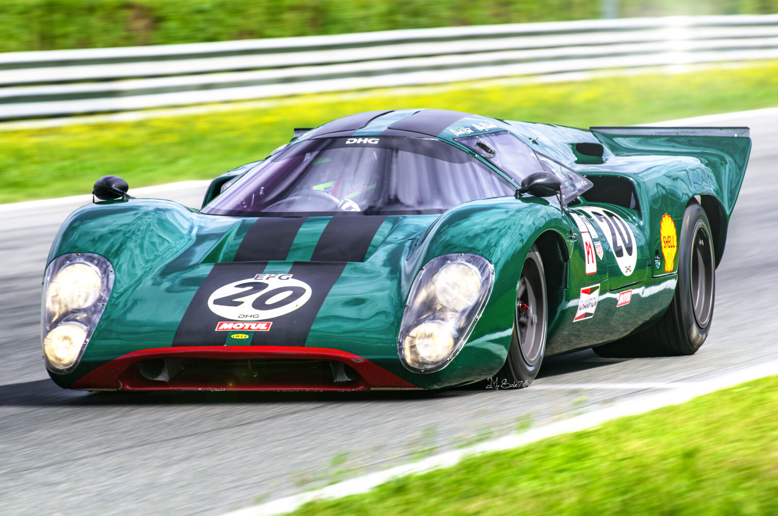 Dettaglio frontale della Lola T70 Mk IIIB verde n.20 al Monza Historic