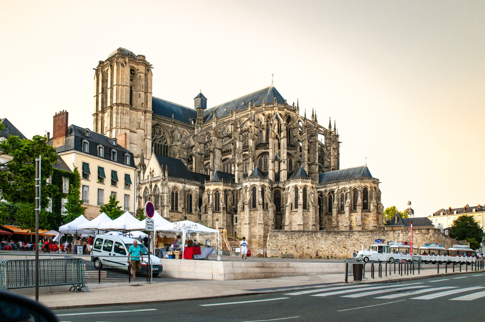 Cattedrale di Saint-Julien a Le Mans illuminata dalla luce dorata del tramonto
