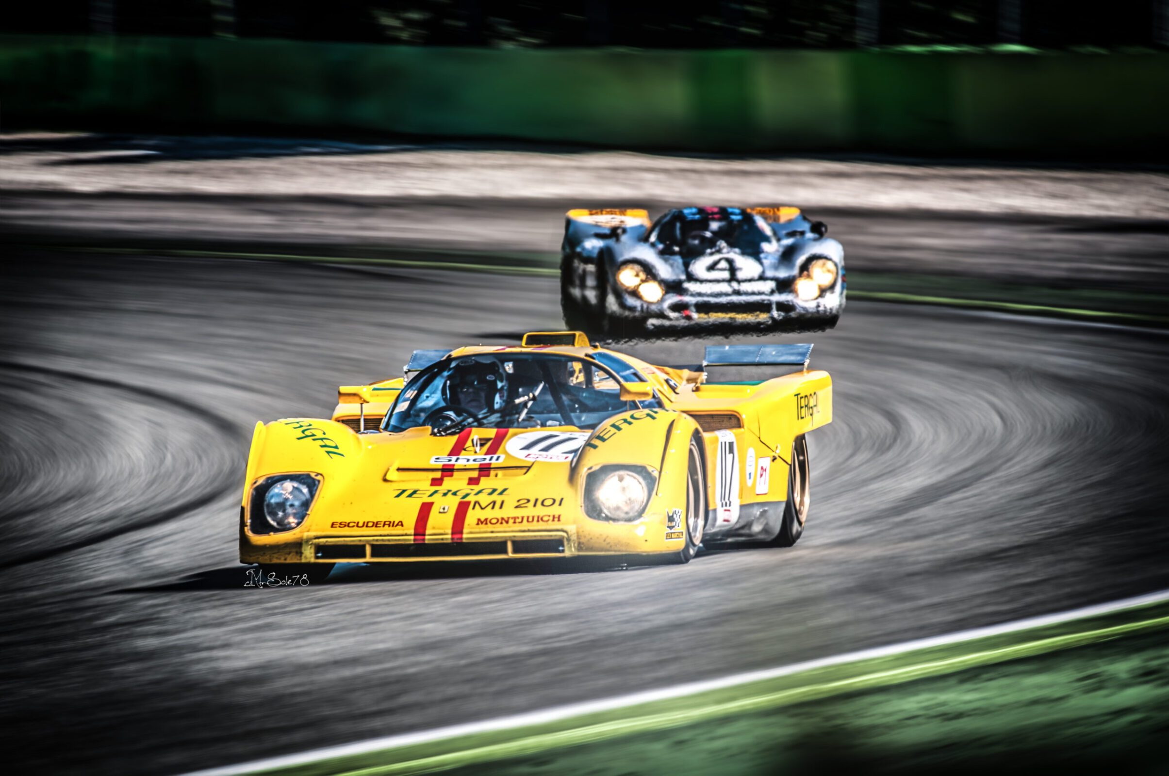 Ferrari 512M gialla Escuderia Montjuich in pista con Porsche 917 alle spalle