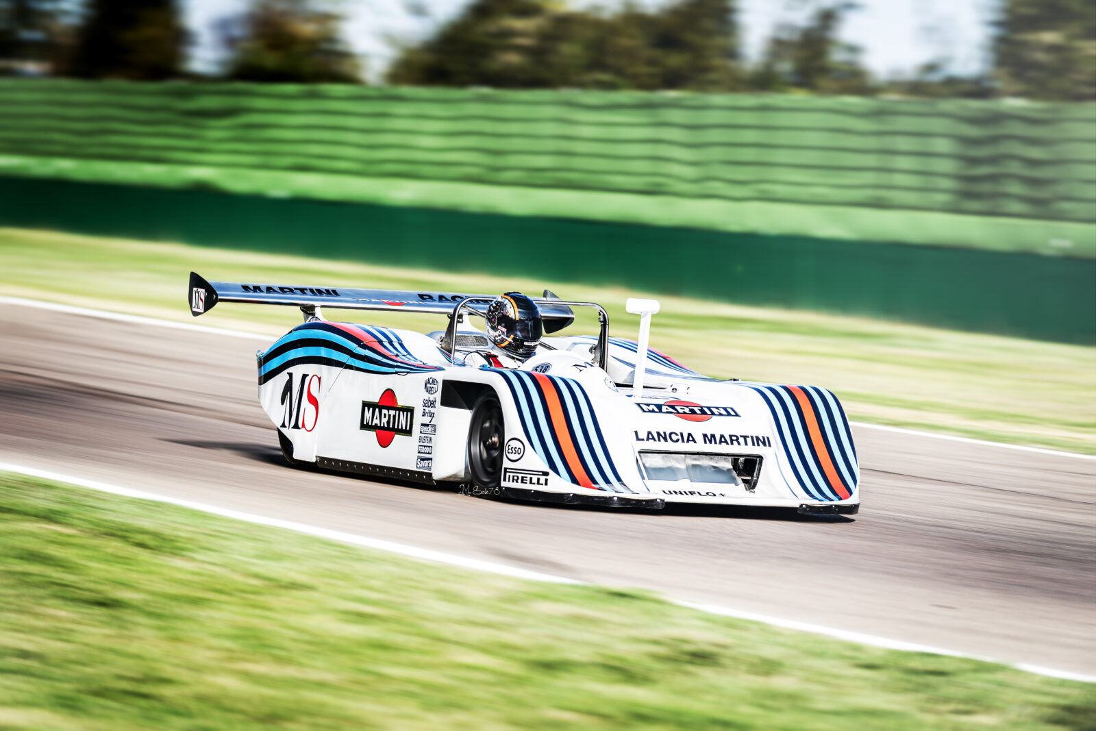 Lancia LC1 Martini Racing barchetta a ruote scoperte in curva su pista