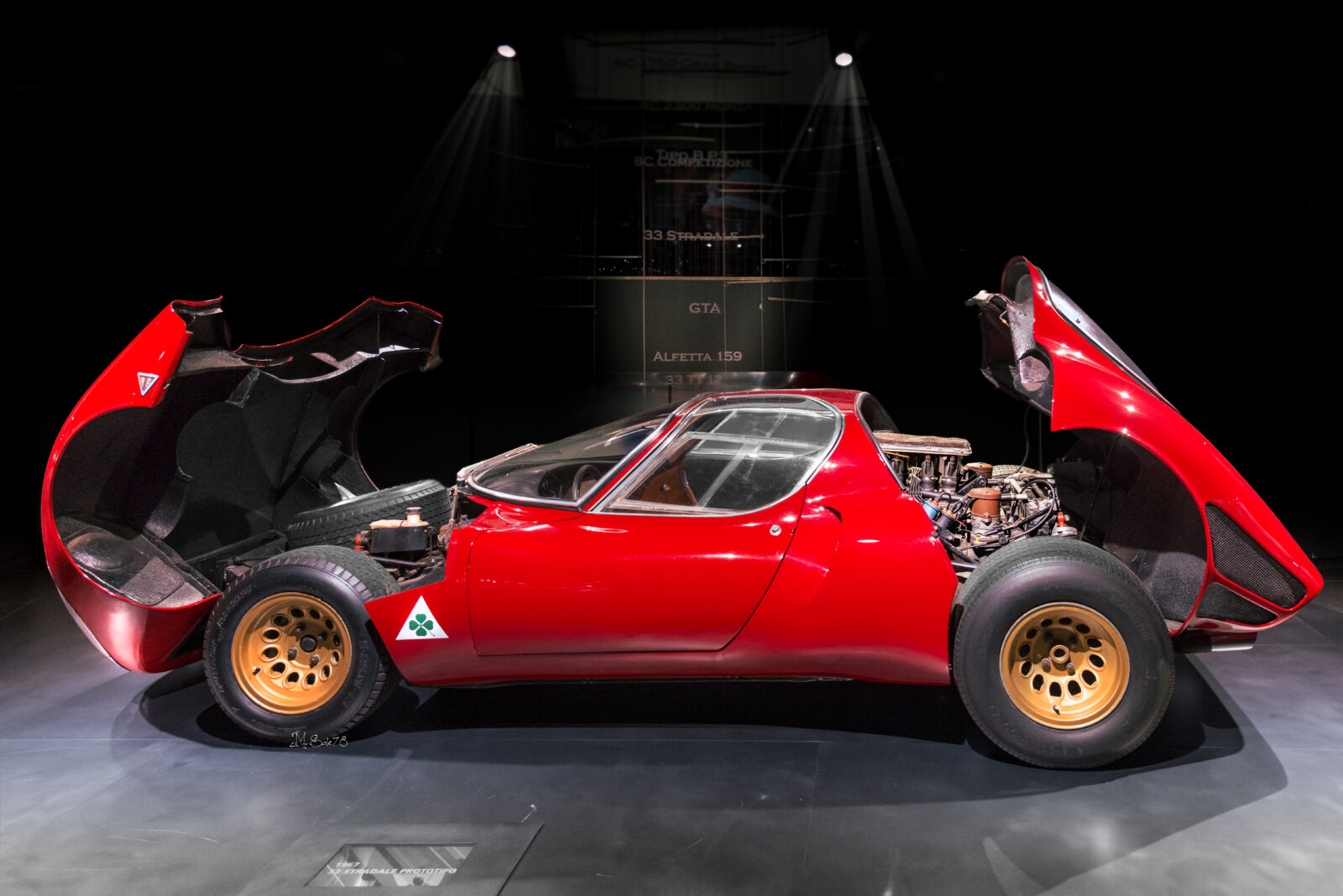 Alfa Romeo 33 Stradale rossa con portiere ad ali di gabbiano aperte, museo