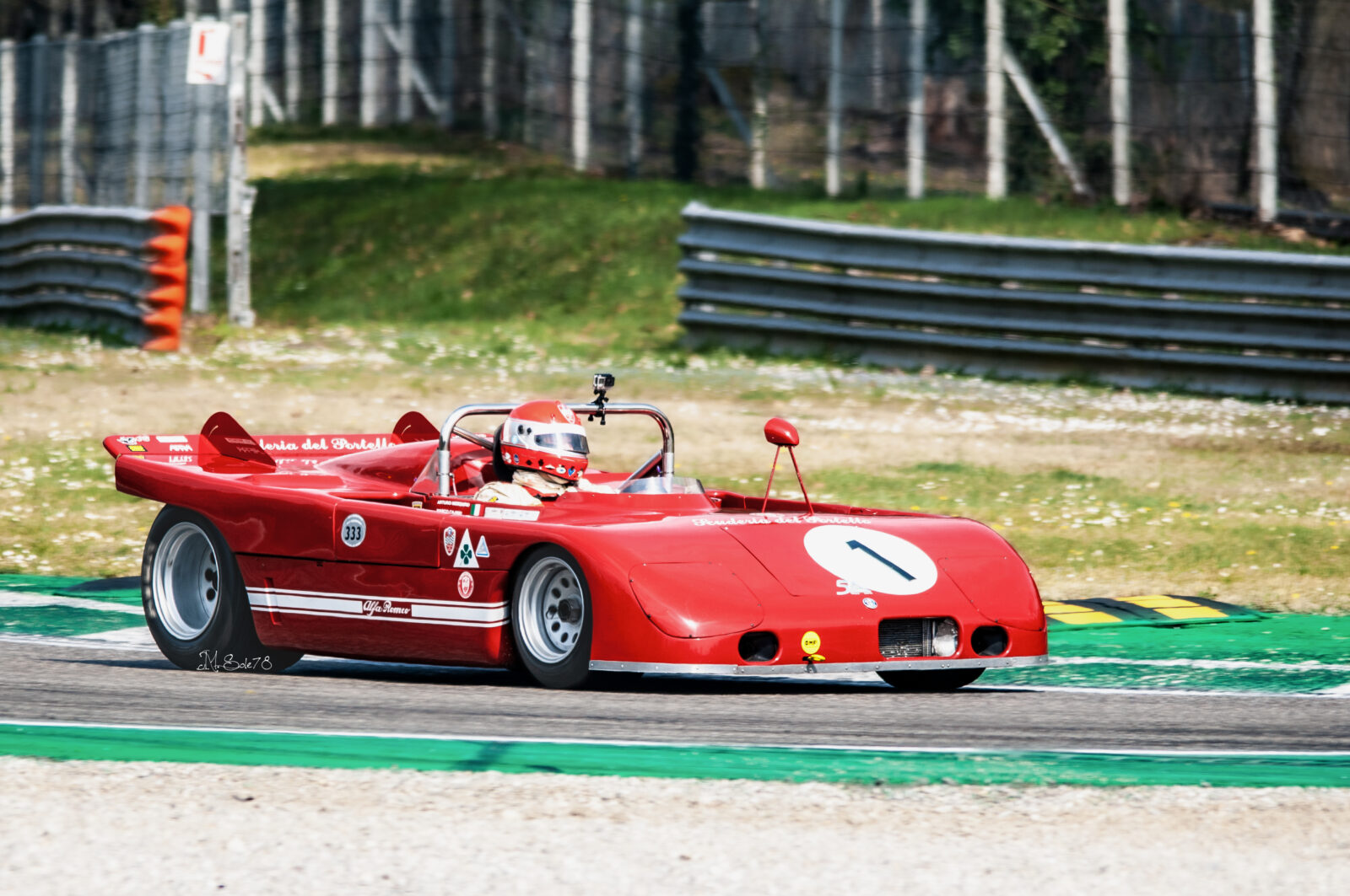 Alfa Romeo 33 TT3 rossa Scuderia del Portello n.1 alla curva Ascari di Monza
