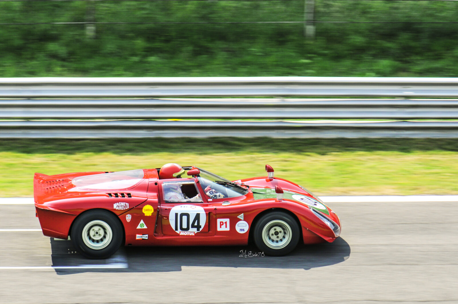 Alfa Romeo 33/2 rossa numero 104 in movimento sul circuito di Monza
