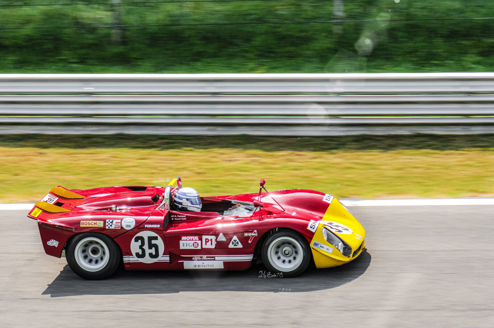 Alfa Romeo 33/2 rossa e gialla numero 35 in curva a Monza, equipaggio Rattazzi Galli