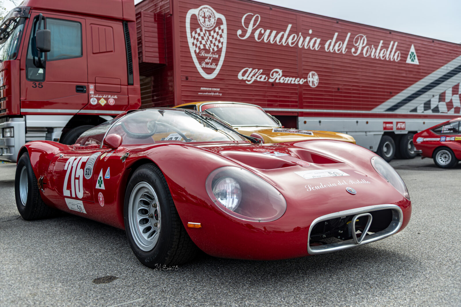 Alfa Romeo 33/2 rossa Scuderia del Portello davanti al bilico del team