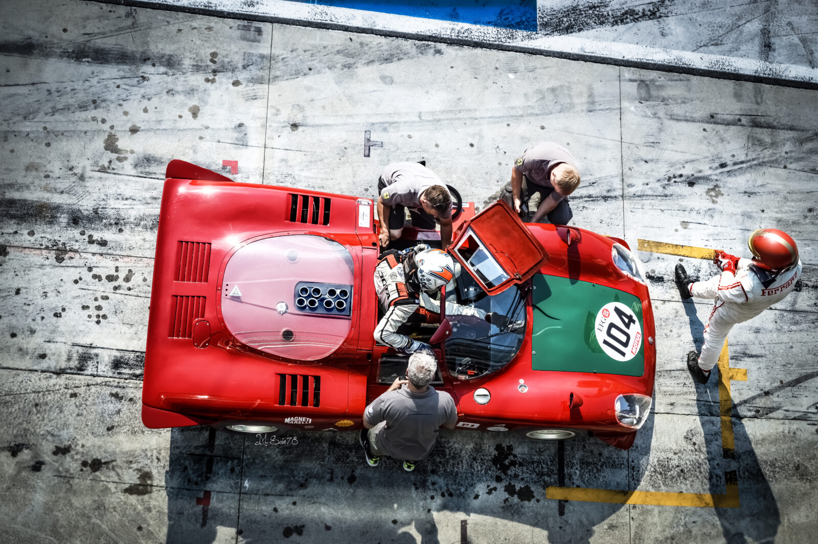 Alfa Romeo 33/2 rossa numero 104 vista dall'alto in pit lane a Monza con meccanici