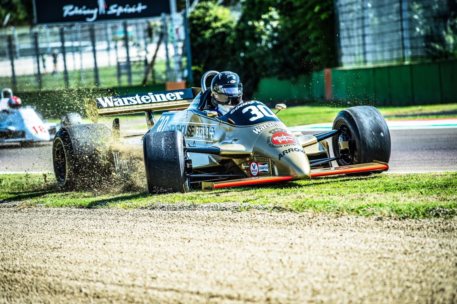 Formula 1 Arrows Warsteiner fuori pista sulla ghiaia a Imola