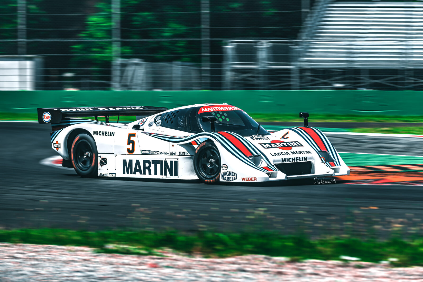 Lancia LC2 Martini Racing numero 5 in pista a Monza in velocità