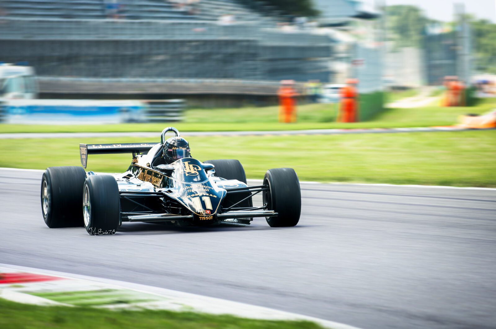 Lotus John Player Special nera e oro in pista a Monza