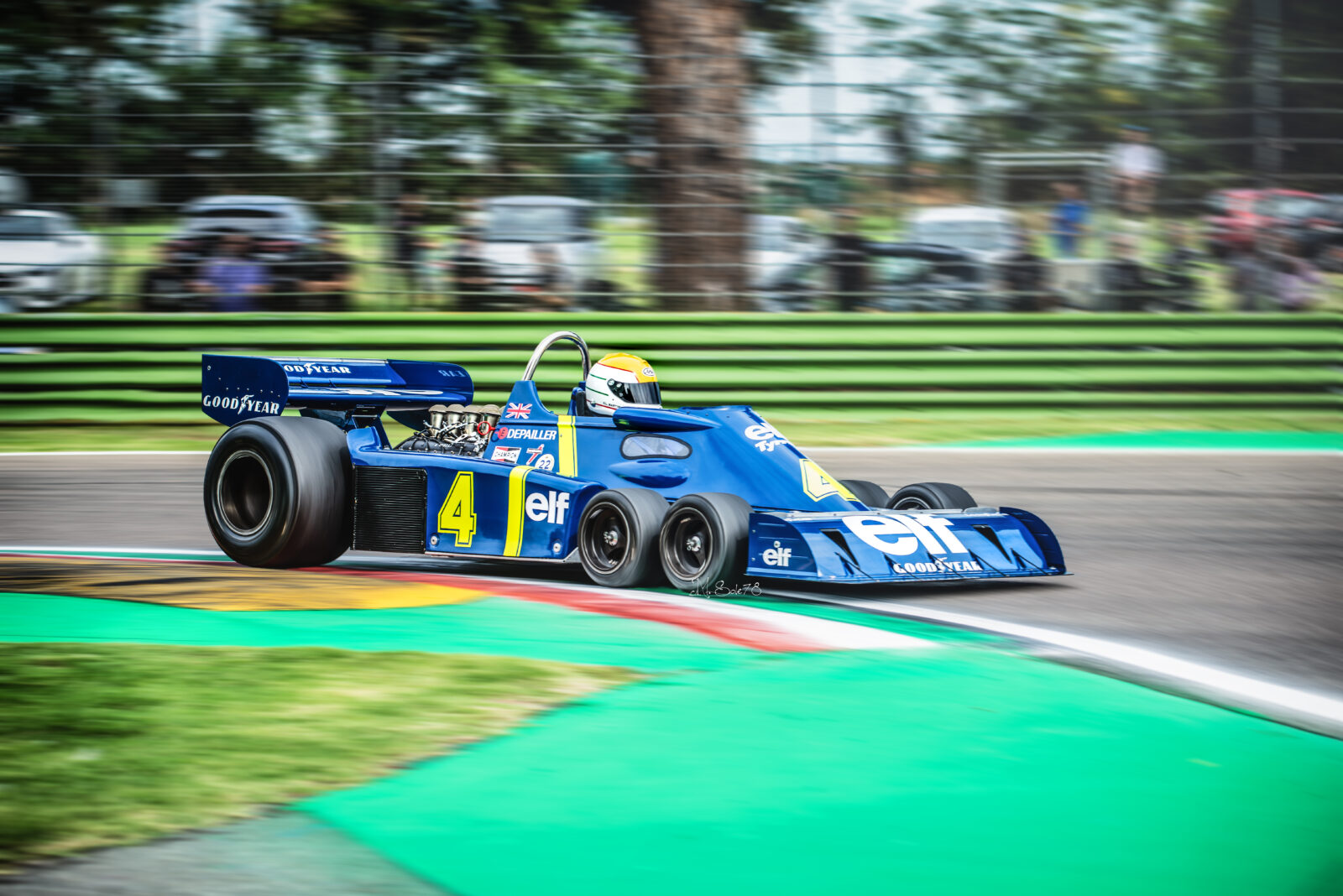 yrrell P34 a sei ruote con livrea Elf in pista a Imola