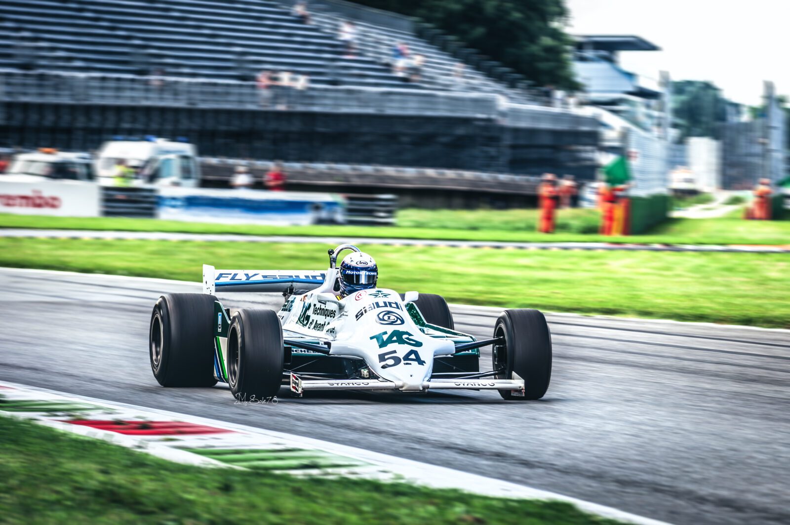 Williams FW07 con livrea TAG in curva a Monza
