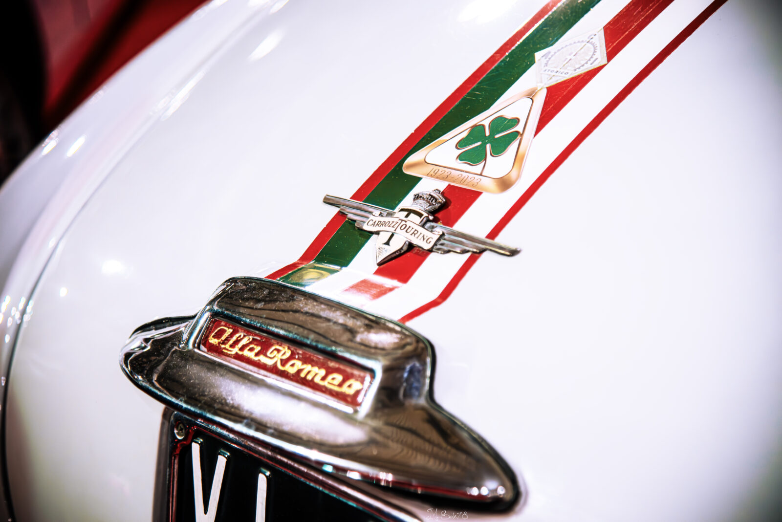 Dettaglio dello stemma Carrozzeria Touring e del Quadrifoglio Alfa Romeo 100 anni sul cofano